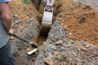 bir kalıp kesici ile internet bağlantısı için fiber optik kablo döşeniyor