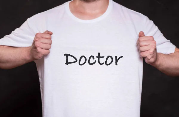 身穿印有医生标志的白色衬衫的男人 黑色背景 — 图库照片