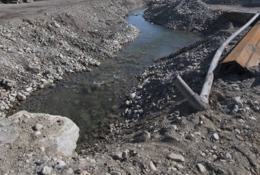 Hidrolik mühendisliğinde kontrollü su salınımı sağlamak için sızıntı yolu