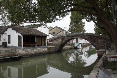 Trafik ve taşımacılık için doğal engelleri aşan bir yapı olarak taş köprü