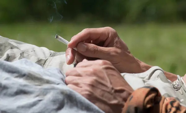 Cigarettázó Férfi Nikotinfüggőséggel Rendelkező Férfi Jogdíjmentes Stock Képek