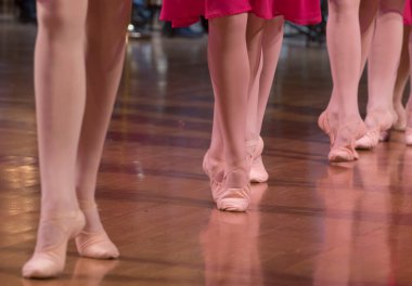 Çocuklar balede spor ve eğlence olsun diye dans ediyorlar.