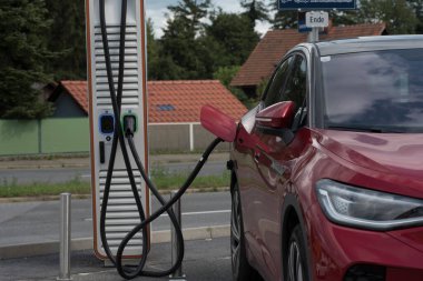 Elektrikli benzin istasyonunda elektrikli bir arabanın şarjı.