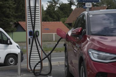 Elektrikli benzin istasyonunda elektrikli bir arabanın şarjı.