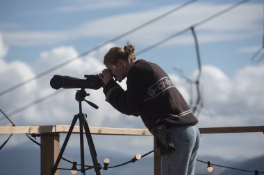 Uzak nesneleri görmek için teleskop ya da alan gözlüğü ile gözlem