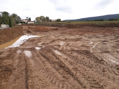 İnşaat alanında toprak çalışmaları ve kazı çalışmaları