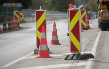 İnşaat mühendisliğinde yol yapımı, hareketlilik için kamu karayolu ağı