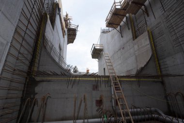 Yükseklerde çalışan insanlar için bir merdiven.