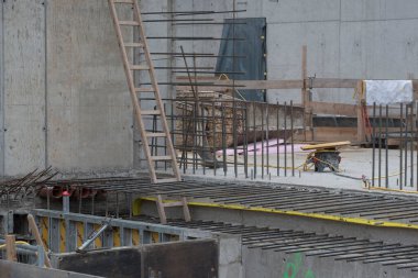 Yükseklerde çalışan insanlar için bir merdiven.