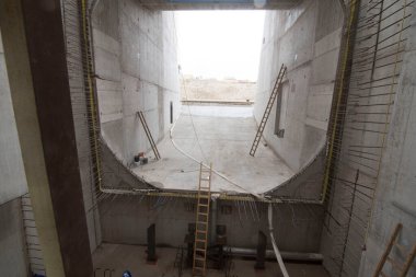 Yükseklerde çalışan insanlar için bir merdiven.