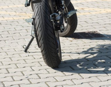Motosiklet lastiği, iki tekerlek üzerinde giden bir motosikletin parçası.