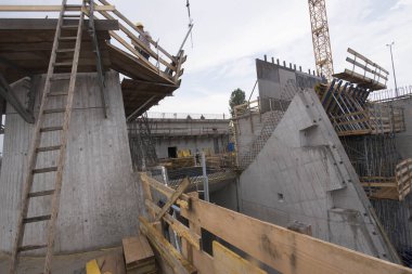 Yükseklerde çalışan insanlar için bir merdiven.