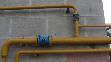 bir gaz boru hattı ve açılmak veya kapanmak için bir vana
