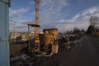 İnşaat alanında ağır yük taşıyan vinç.