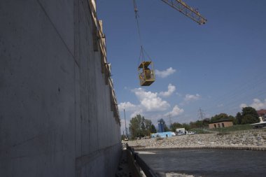 İnşaat alanında ağır yük taşıyan vinç.