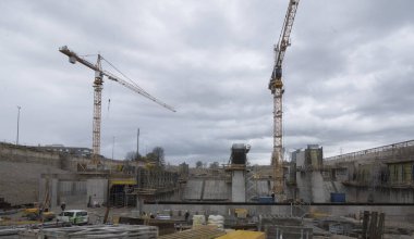 İnşaat sektöründe vinç, inşaat alanında ağır makine