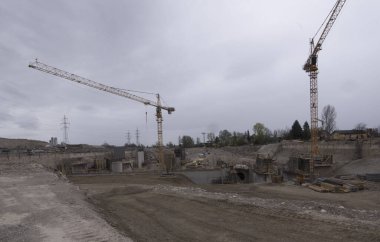 İnşaat sektöründe vinç, inşaat alanında ağır makine