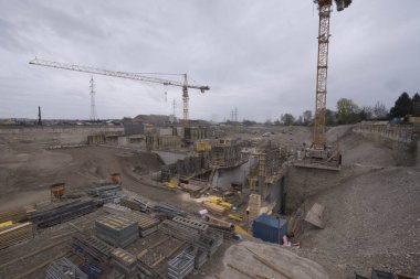 İnşaat sektöründe vinç, inşaat alanında ağır makine