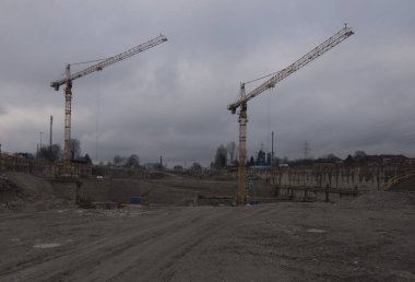 İnşaat sektöründe vinç, inşaat alanında ağır makine