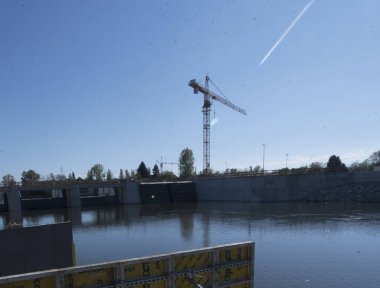 İnşaat sektöründe vinç, inşaat alanında ağır makine