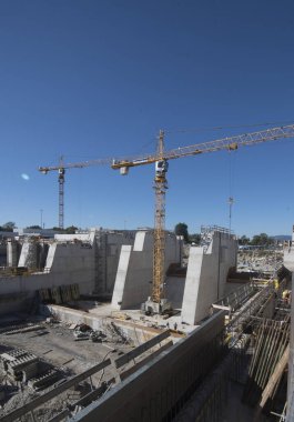 İnşaat sektöründe vinç, inşaat alanında ağır makine