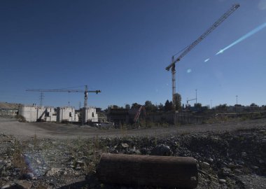 İnşaat sektöründe vinç, inşaat alanında ağır makine