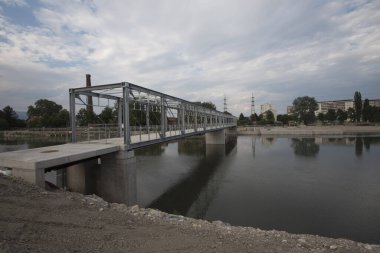 Demirden köprü trafik ve ulaşım amaçları için kiriş yapımında