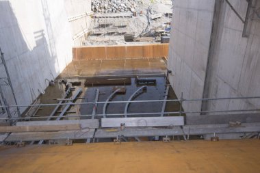 İnşaat sektöründe inşaat malzemesi olarak çelik veya demir çeliği kullanılıyor.