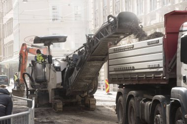 İnşaat mühendisliğinde yol yapımı, hareketlilik için kamu karayolu ağı