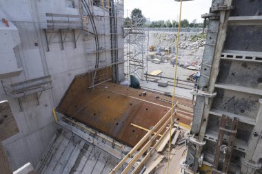 İnşaat sektöründe inşaat malzemesi olarak çelik veya demir çeliği kullanılıyor.