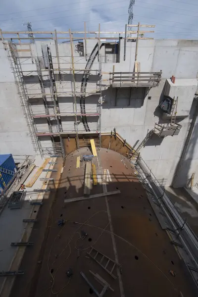 İnşaat sektöründe inşaat malzemesi olarak çelik veya demir çeliği kullanılıyor.