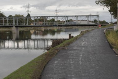 Demirden köprü trafik ve ulaşım amaçları için kiriş yapımında