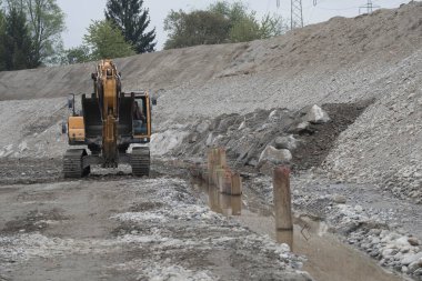 İnşaat alanında kazıcı, toprak işçiliği ve inşaat projesi için ağır makineler.