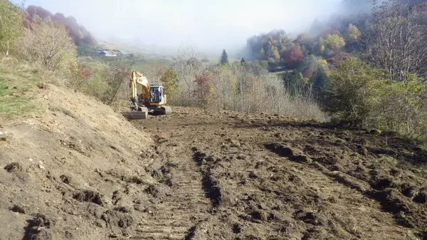 İnşaat alanında kazıcı, toprak işçiliği ve inşaat projesi için ağır makineler.