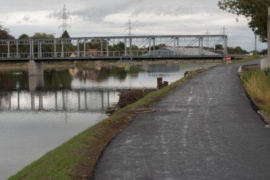 Demirden köprü trafik ve ulaşım amaçları için kiriş yapımında