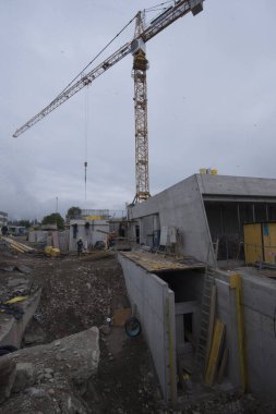 İnşaat sektöründe vinç, inşaat alanında ağır makine
