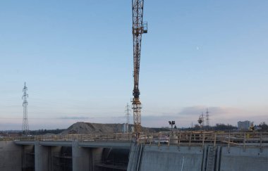 İnşaat sektöründe vinç, inşaat alanında ağır makine