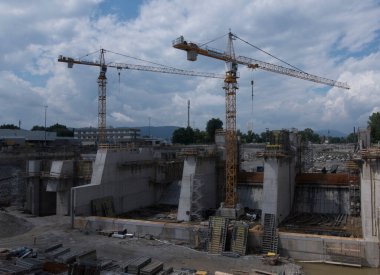 İnşaat sektöründe vinç, inşaat alanında ağır makine