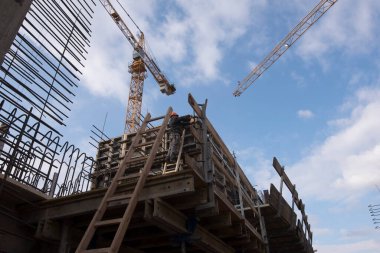 İnşaat sektöründe vinç, inşaat alanında ağır makine