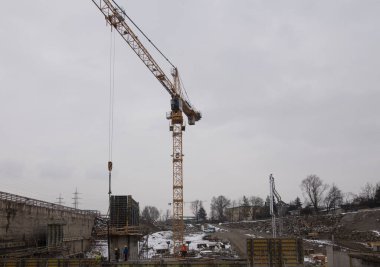 İnşaat sektöründe vinç, inşaat alanında ağır makine
