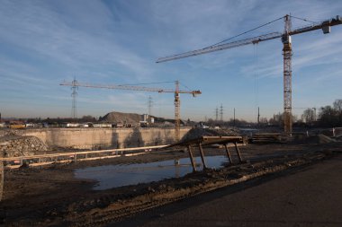 İnşaat sektöründe vinç, inşaat alanında ağır makine