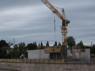 İnşaat sektöründe vinç, inşaat alanında ağır makine
