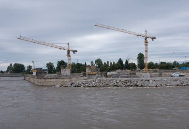 İnşaat sektöründe vinç, inşaat alanında ağır makine