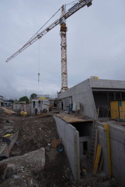 İnşaat sektöründe vinç, inşaat alanında ağır makine