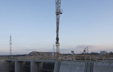 İnşaat sektöründe vinç, inşaat alanında ağır makine