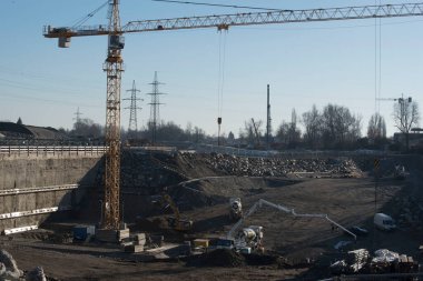 İnşaat sektöründe vinç, inşaat alanında ağır makine