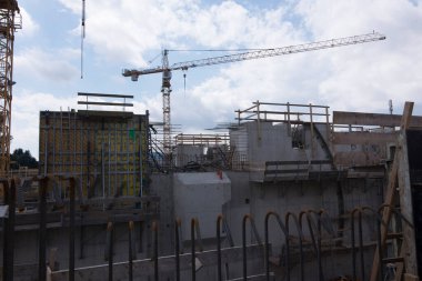 İnşaat sektöründe vinç, inşaat alanında ağır makine