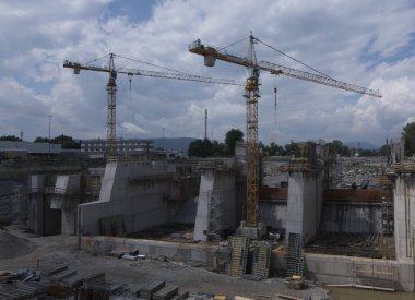 İnşaat sektöründe vinç, inşaat alanında ağır makine