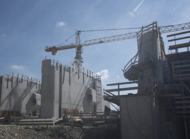 İnşaat sektöründe vinç, inşaat alanında ağır makine