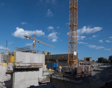 İnşaat sektöründe vinç, inşaat alanında ağır makine